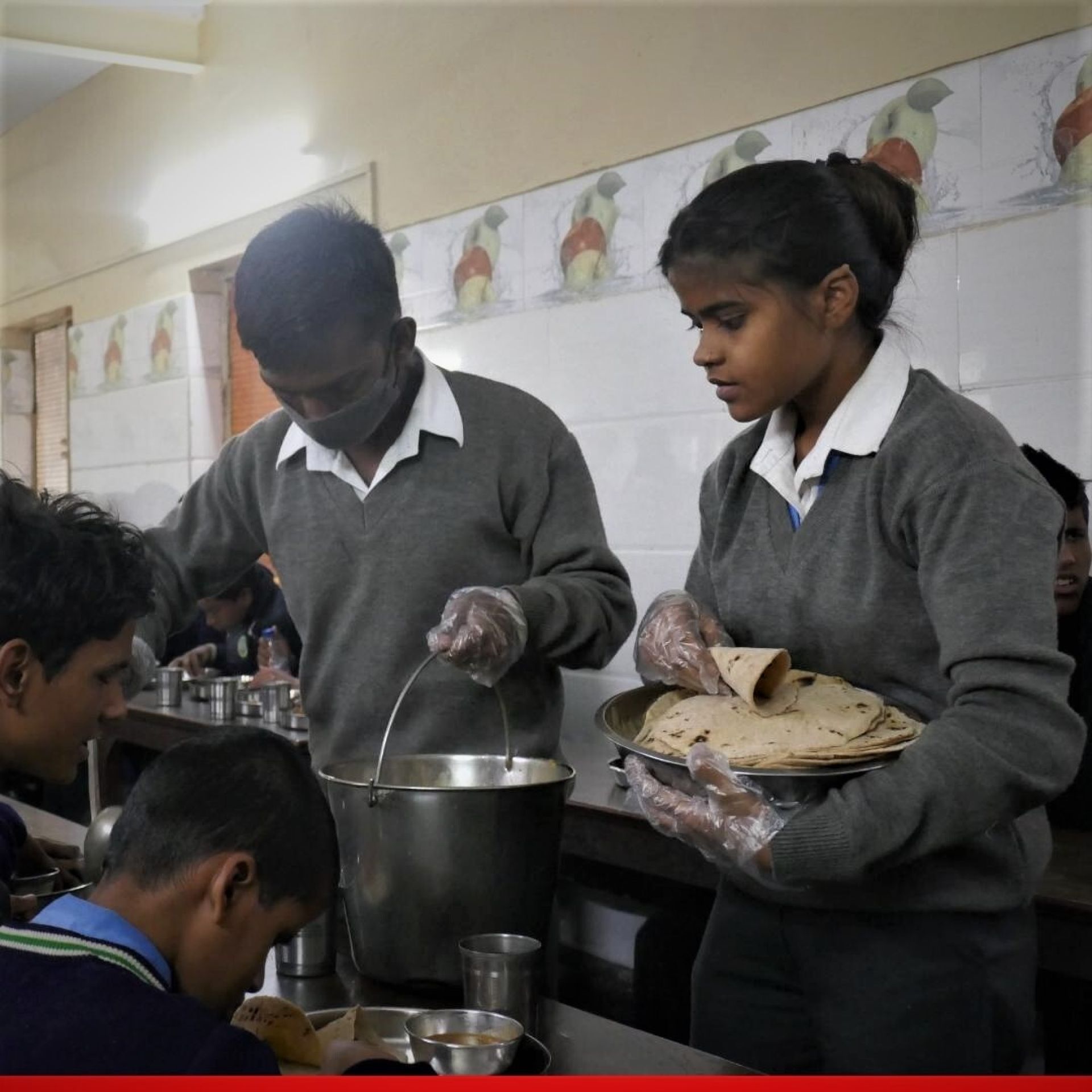 Unterstützung bei den Mahlzeiten in einer Blindenschule in Delhi