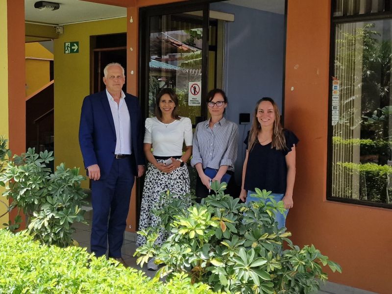 Der Vorstand der Samuel Stifung, Martin Barth, mit Vertreterinnen unseres neuen Projektpartners in Costa Rica, Fundación Rahab, bei einem Besuch vor Ort (v.l.n.r. Martin Barth, Ana Karina Polo, Marcela Barrantes und Laura Naranjo González).