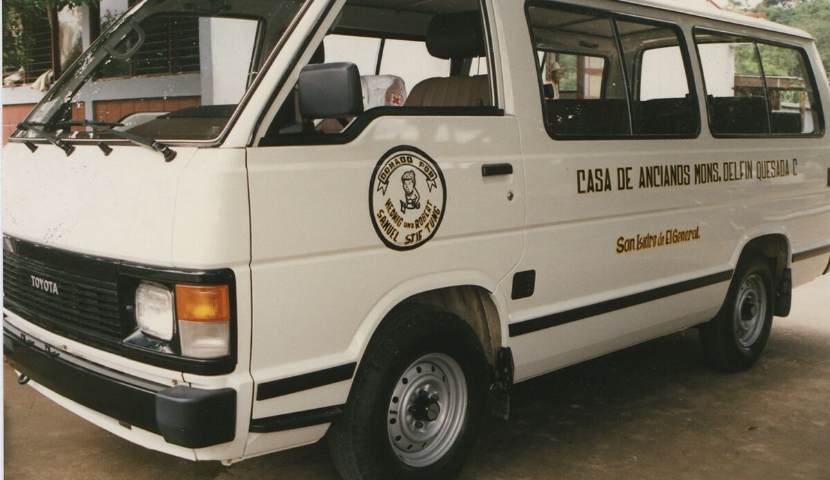 Bus donado al centro de ancianos en San Isidro