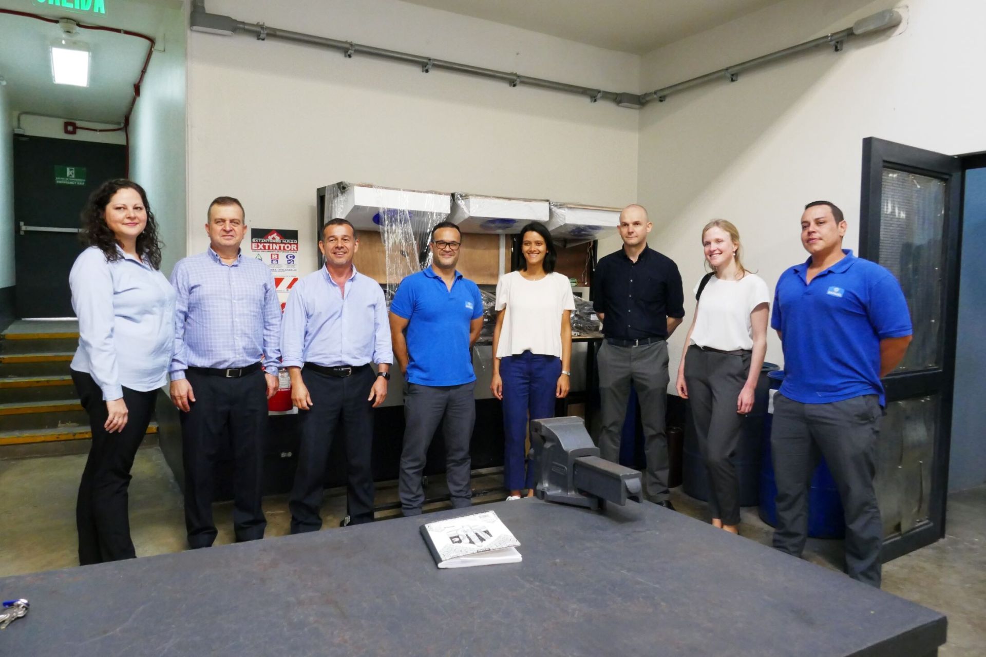 El representante de GIZ, Adolfo Córdoba, con sus colegas alemanas Miriam Frisch y Maja Schmauser junto a la dirección e instructores de nuestro Centro de Formación Técnica en San José.